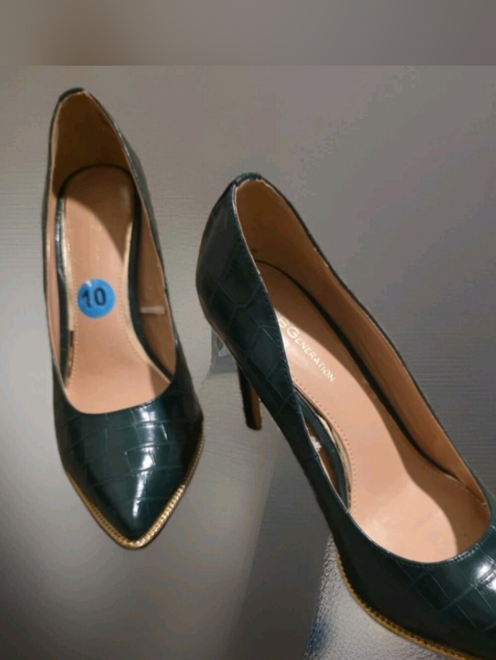 BCBGeneration Hallix Green crocodile-embossed Gold accent Stilletto Pumps Sz 10